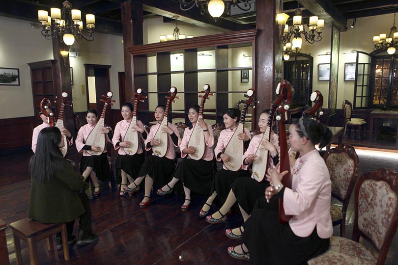 船娘們進(jìn)行琵琶彈奏培訓(xùn)