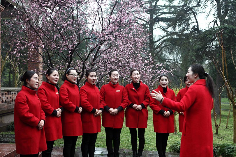 國家二級演員、揚(yáng)州市文化館社會工作中心主任周倩為船娘們培訓(xùn)揚(yáng)州小調(diào)